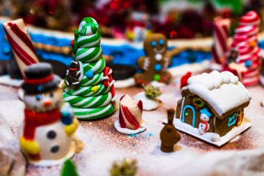 Mevsimlik dekorasyon ve süslemelerle Noel kompozisyonu