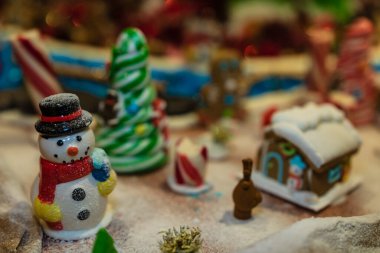 Mevsimlik dekorasyon ve süslemelerle Noel kompozisyonu