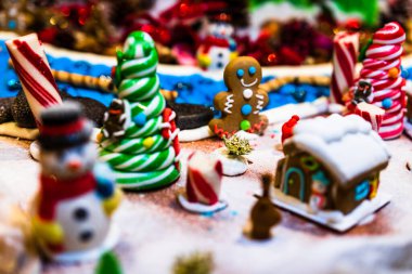 Mevsimlik dekorasyon ve süslemelerle Noel kompozisyonu