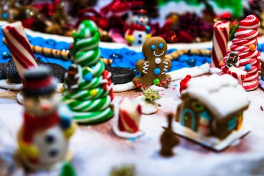 Mevsimlik dekorasyon ve süslemelerle Noel kompozisyonu