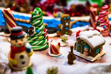 Mevsimlik dekorasyon ve süslemelerle Noel kompozisyonu