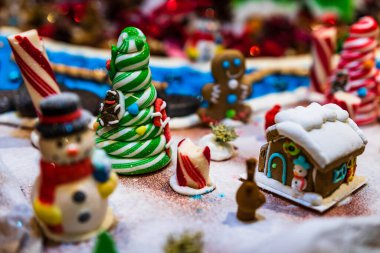 Mevsimlik dekorasyon ve süslemelerle Noel kompozisyonu