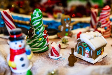 Mevsimlik dekorasyon ve süslemelerle Noel kompozisyonu