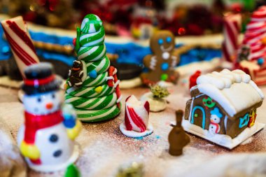 Mevsimlik dekorasyon ve süslemelerle Noel kompozisyonu