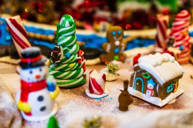 Mevsimlik dekorasyon ve süslemelerle Noel kompozisyonu