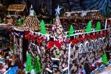 Arka planda bulanık bir Noel süsü var. Şekerli zencefilli evler.