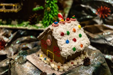 Arka planda bulanık bir Noel süsü var. Şekerli zencefilli evler.