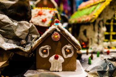 Arka planda bulanık bir Noel süsü var. Şekerli zencefilli evler.