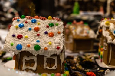 Arka planda bulanık bir Noel süsü var. Şekerli zencefilli evler.