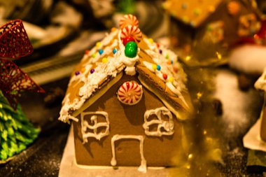 Arka planda bulanık bir Noel süsü var. Şekerli zencefilli ev.