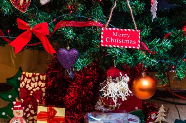 Noel süslemeleri köknar ağacında. Madalyalı Noel ağacı. Ağaç dallı firavun dalı Mutlu noel işareti.