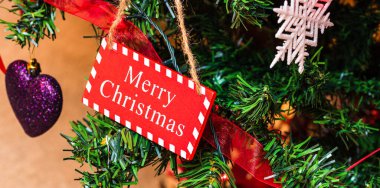 Noel süslemeleri köknar ağacında. Madalyalı Noel ağacı. Ağaç dallı firavun dalı Mutlu noel işareti.