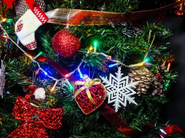 Noel süslemeleri köknar ağacında. Madalyalı Noel ağacı. Noel süslemeleri olan Firavun dalı.