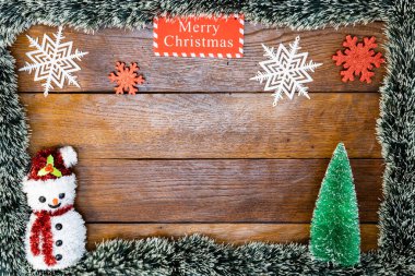 Tahtada Noel çelengi ve süslemeleri olan bir Noel kompozisyonu. Sınır ve kopyalama alanı ile yaratıcı kompozisyon, üst görünüm, düz yatay. Noel çerçevesi.