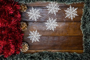 Tahtada Noel çelengi ve süslemeleri olan bir Noel kompozisyonu. Sınır ve kopyalama alanı ile yaratıcı kompozisyon, üst görünüm, düz yatay. Noel çerçevesi.