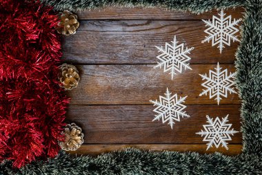 Tahtada Noel çelengi ve süslemeleri olan bir Noel kompozisyonu. Sınır ve kopyalama alanı ile yaratıcı kompozisyon, üst görünüm, düz yatay. Noel çerçevesi.