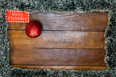 Tahtada Noel çelengi ve süslemeleri olan bir Noel kompozisyonu. Sınır ve kopyalama alanı ile yaratıcı kompozisyon, üst görünüm, düz yatay. Noel çerçevesi.