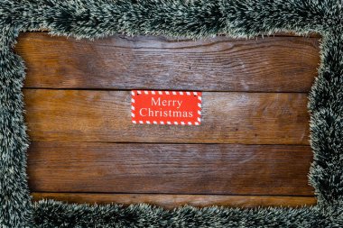 Tahtada Noel çelengi ve süslemeleri olan bir Noel kompozisyonu. Sınır ve kopyalama alanı ile yaratıcı kompozisyon, üst görünüm, düz yatay. Noel çerçevesi.