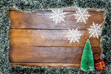 Tahtada Noel çelengi ve süslemeleri olan bir Noel kompozisyonu. Sınır ve kopyalama alanı ile yaratıcı kompozisyon, üst görünüm, düz yatay. Noel çerçevesi.