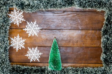 Tahtada Noel çelengi ve süslemeleri olan bir Noel kompozisyonu. Sınır ve kopyalama alanı ile yaratıcı kompozisyon, üst görünüm, düz yatay. Noel çerçevesi.