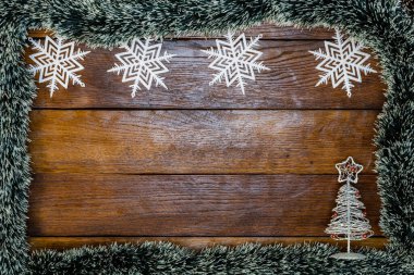 Tahtada Noel çelengi ve süslemeleri olan bir Noel kompozisyonu. Sınır ve kopyalama alanı ile yaratıcı kompozisyon, üst görünüm, düz yatay. Noel çerçevesi.