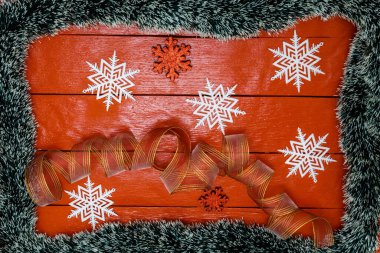 Noel çelengi ve süslemeleri olan kırmızı tahta üzerinde Noel kompozisyonu. Sınır ve kopyalama alanı ile yaratıcı kompozisyon, üst görünüm, düz yatay. Noel çerçevesi.