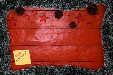 Noel çelengi ve süslemeleri olan kırmızı tahta üzerinde Noel kompozisyonu. Sınır ve kopyalama alanı ile yaratıcı kompozisyon, üst görünüm, düz yatay. Noel çerçevesi.
