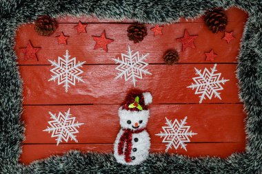 Noel çelengi ve süslemeleri olan kırmızı tahta üzerinde Noel kompozisyonu. Sınır ve kopyalama alanı ile yaratıcı kompozisyon, üst görünüm, düz yatay. Noel çerçevesi.