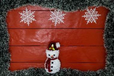 Noel çelengi ve süslemeleri olan kırmızı tahta üzerinde Noel kompozisyonu. Sınır ve kopyalama alanı ile yaratıcı kompozisyon, üst görünüm, düz yatay. Noel çerçevesi.