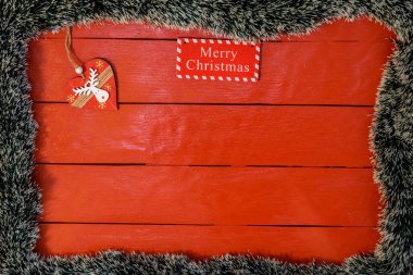 Noel çelengi ve süslemeleri olan kırmızı tahta üzerinde Noel kompozisyonu. Sınır ve kopyalama alanı ile yaratıcı kompozisyon, üst görünüm, düz yatay. Noel çerçevesi.