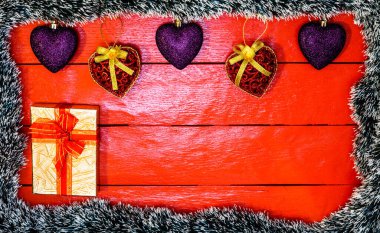 Noel çelengi ve süslemeleri olan kırmızı tahta üzerinde Noel kompozisyonu. Sınır ve kopyalama alanı ile yaratıcı kompozisyon, üst görünüm, düz yatay. Noel çerçevesi.