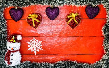 Noel çelengi ve süslemeleri olan kırmızı tahta üzerinde Noel kompozisyonu. Sınır ve kopyalama alanı ile yaratıcı kompozisyon, üst görünüm, düz yatay. Noel çerçevesi.