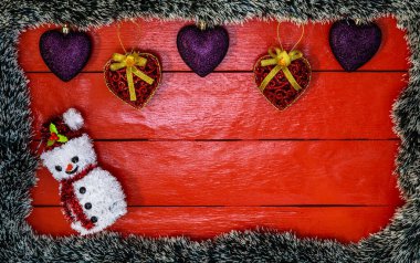 Noel çelengi ve süslemeleri olan kırmızı tahta üzerinde Noel kompozisyonu. Sınır ve kopyalama alanı ile yaratıcı kompozisyon, üst görünüm, düz yatay. Noel çerçevesi.