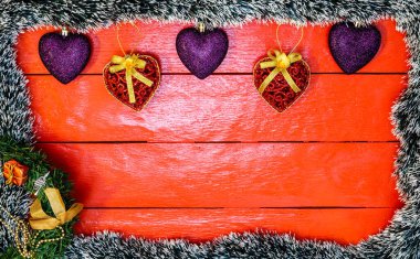 Noel çelengi ve süslemeleri olan kırmızı tahta üzerinde Noel kompozisyonu. Sınır ve kopyalama alanı ile yaratıcı kompozisyon, üst görünüm, düz yatay. Noel çerçevesi.