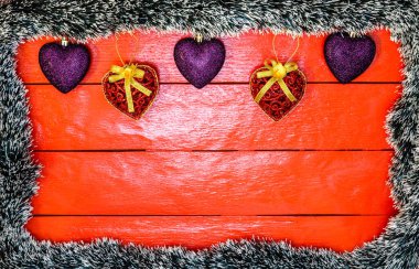 Noel çelengi ve süslemeleri olan kırmızı tahta üzerinde Noel kompozisyonu. Sınır ve kopyalama alanı ile yaratıcı kompozisyon, üst görünüm, düz yatay. Noel çerçevesi.