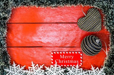 Noel çelengi ve süslemeleri olan kırmızı tahta üzerinde Noel kompozisyonu. Sınır ve kopyalama alanı ile yaratıcı kompozisyon, üst görünüm, düz yatay. Noel çerçevesi.