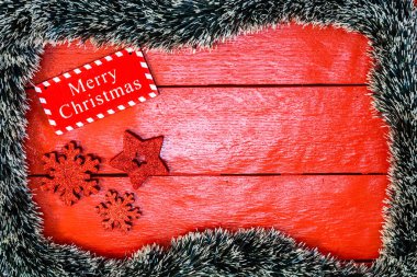 Noel çelengi ve süslemeleri olan kırmızı tahta üzerinde Noel kompozisyonu. Sınır ve kopyalama alanı ile yaratıcı kompozisyon, üst görünüm, düz yatay. Noel çerçevesi.