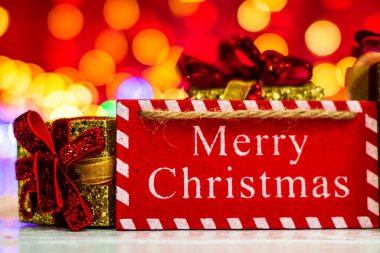 Bulanık ışıkların arka planında izole edilmiş renkli bir Noel kompozisyonu ile dekorasyon ve süslemeler.