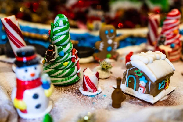 Mevsimlik dekorasyon ve süslemelerle Noel kompozisyonu