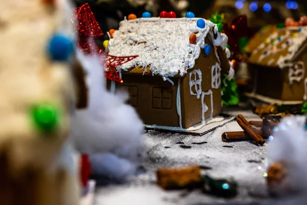 Renkli Zencefilli Kurabiye Evi Bulanık Arka Planda Noel Süslemesiyle Izole — Stok fotoğraf