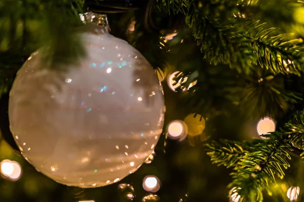 装飾とボケのライトの背景とクリスマスのコンセプト — ストック写真