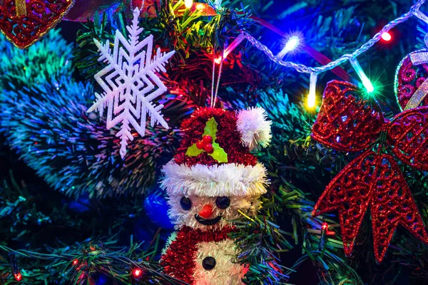 Weihnachtsschmuck Tannenbaum Geschmückter Weihnachtsbaum Tannenzweig Mit Weihnachtsschmuck Umgeben Von Lichtern — Stockfoto