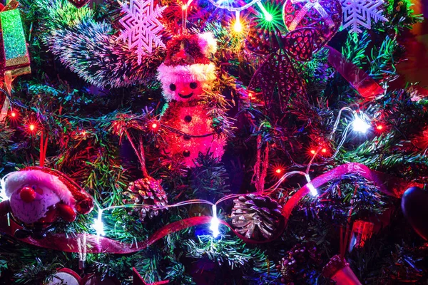 Noel Süslemeleri Köknar Ağacında Madalyalı Noel Ağacı Yılbaşı Süsleriyle Çevrili — Stok fotoğraf