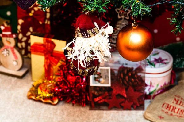 Χριστουγεννιάτικα Στολίδια Έλατο Διακοσμημένο Χριστουγεννιάτικο Δέντρο Κλάδος Fir Χριστουγεννιάτικες Διακοσμήσεις — Φωτογραφία Αρχείου