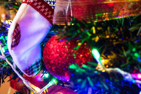 Різдвяні Висячі Прикраси Ялинці Декорована Ялинка Вогняна Гілка Різдвяним Панчохом — стокове фото