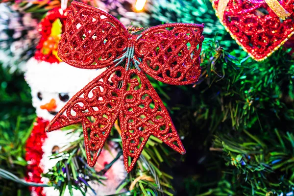 Świąteczne Dekoracje Wiszące Jodle Ozdobiona Choinka Gałąź Brokatową Wstążką Świąteczną — Zdjęcie stockowe