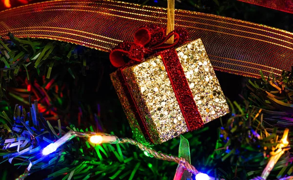 圣诞树上挂着圣诞装饰品 装饰过的圣诞树 有礼物装饰的枞树枝 周围点缀着圣诞彩灯 — 图库照片