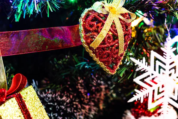 Weihnachtsschmuck Tannenbaum Geschmückter Weihnachtsbaum Tannenzweige Mit Weihnachtsschmuck Und Girlanden — Stockfoto