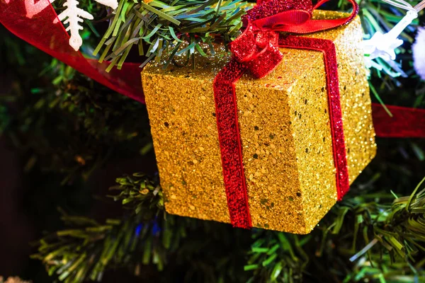 圣诞树上挂着圣诞装饰品 装饰过的圣诞树 带有礼物装饰的冷杉枝 — 图库照片