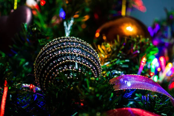 크리스마스 장식들 전나무에 장식된 크리스마스 크리스마스 장식을 파라오의 나뭇가지 — 스톡 사진